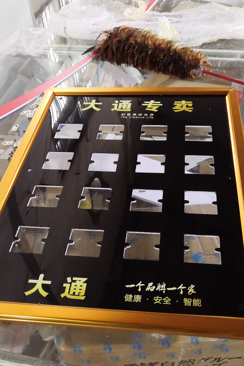 5MMPVC底板+2MM亚克力UV+铝合金边框86型开关展板