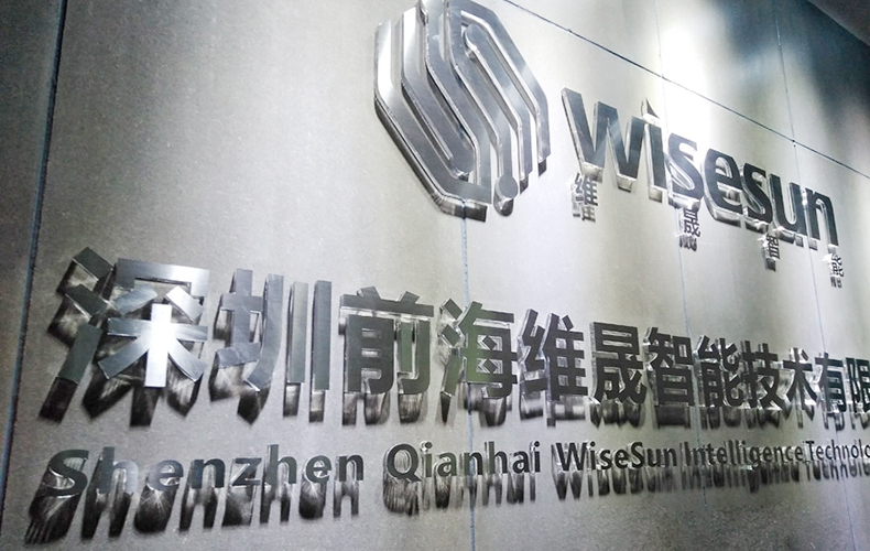 8加1拉丝银金属表面水晶字正面实物上墙效果展示图