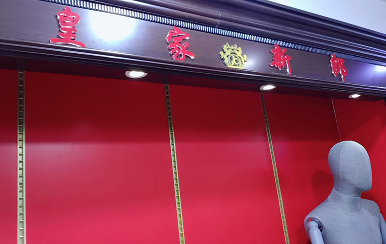 2+8亚克力水晶字大红LOGO 做镜面浅金实物展示图