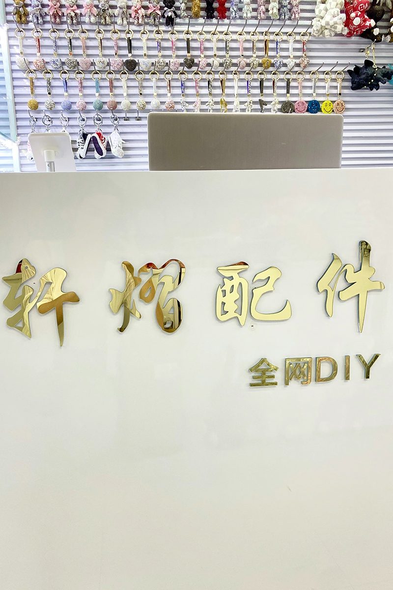 2+4镜面浅金亚克力水晶字实物贴吧台效果展示