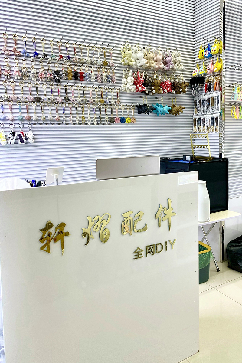 2+4镜面浅金亚克力水晶字实物贴吧台效果展示