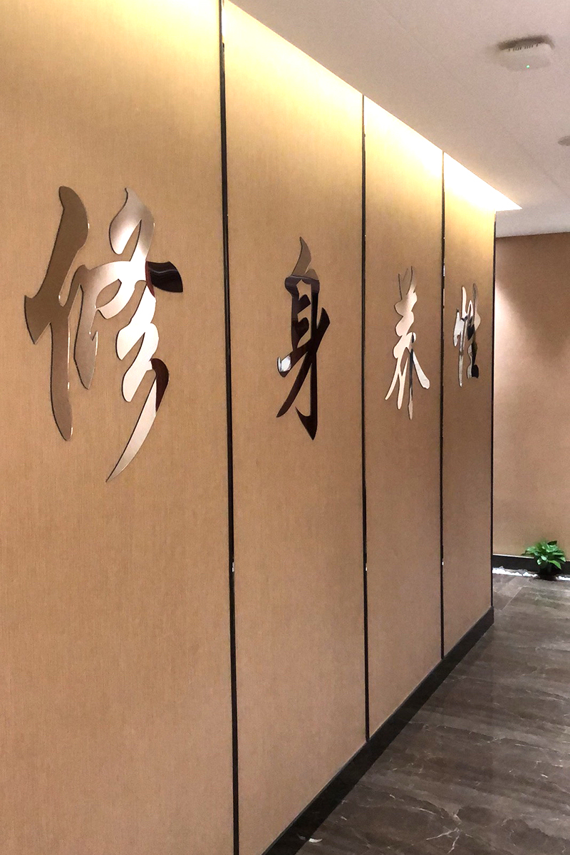 2MM厚度镜面银亚克力镂空雕刻字侧面实物上墙效果展示