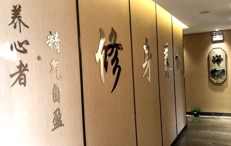 2MM厚度镜面银亚克力镂空雕刻字侧面实物上墙效果展示