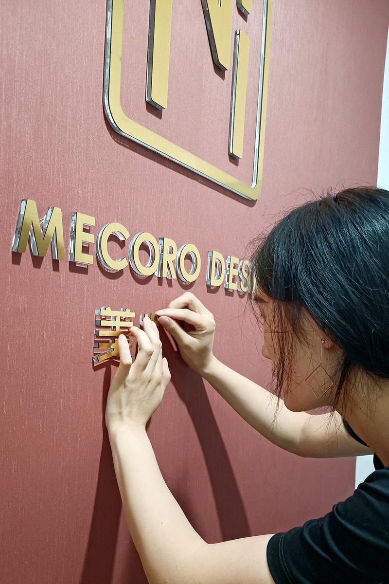 2+8亚克力水晶字拉丝金侧面实物细节展示图