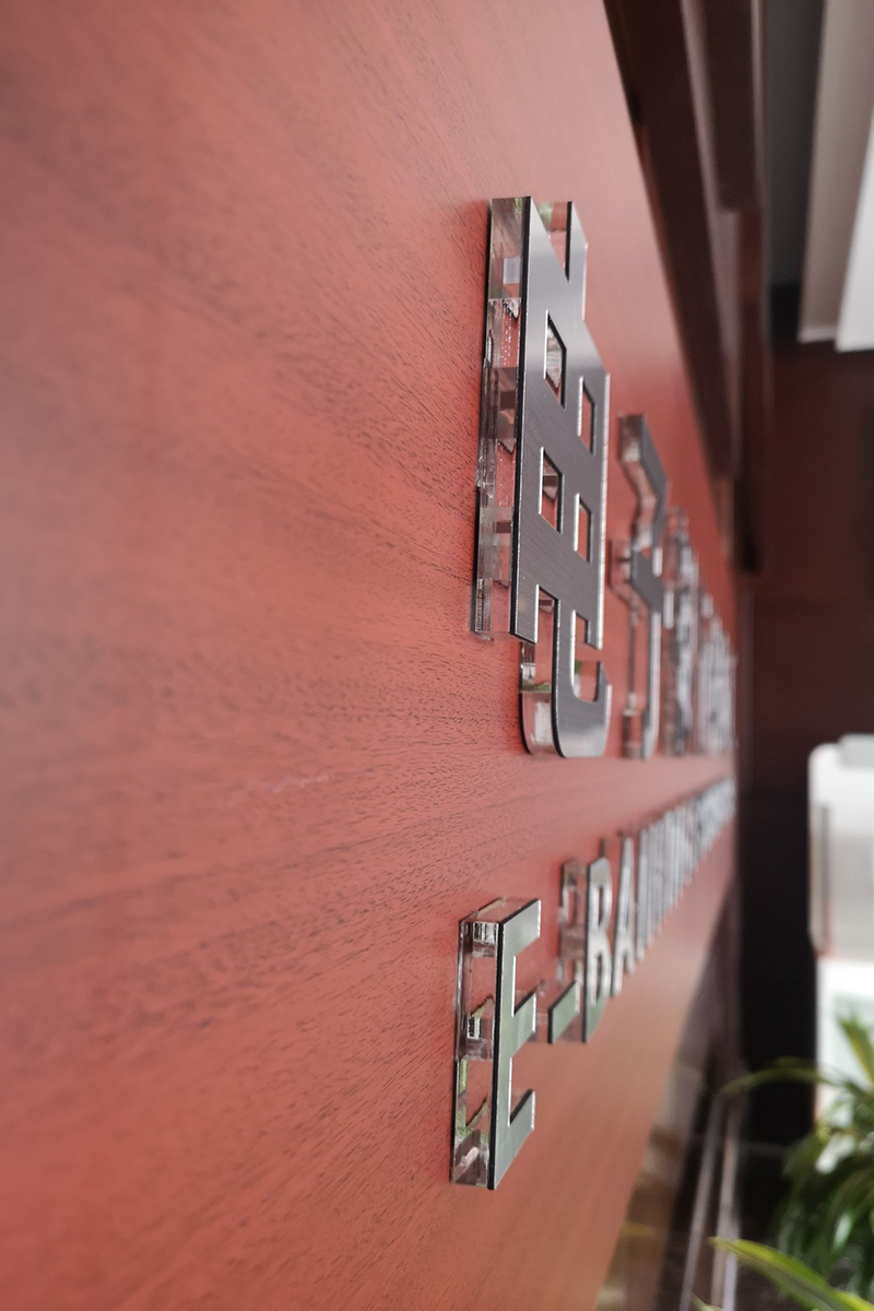 2+6亚克力水晶字拉丝银侧面实物上墙效果展示图