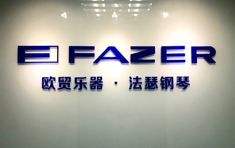 2+6亚克力水晶字深蓝色贴玻璃上的实物展示图