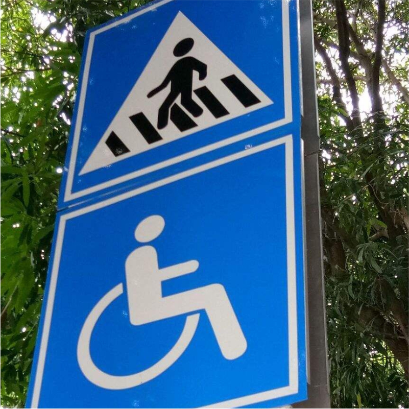 交通标志牌人行横道注意行人过马路请走人行通道安全警示牌指示牌