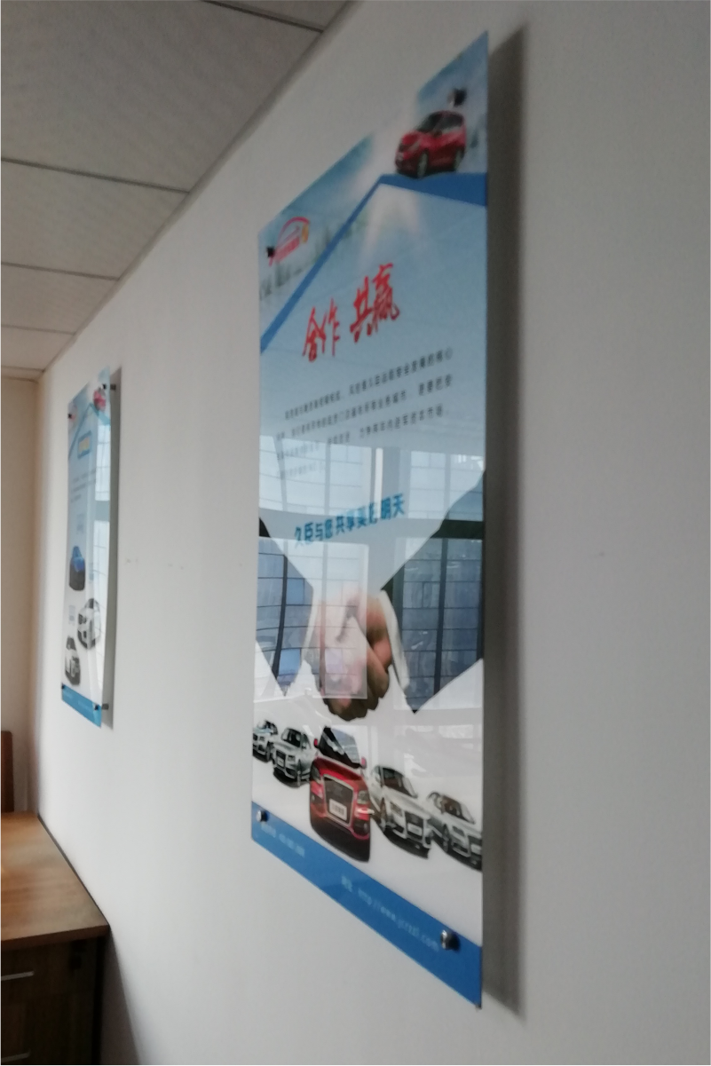 4MM厚度办公室隔板展示板画框板广告板标示牌亚克力展板墙壁广告订