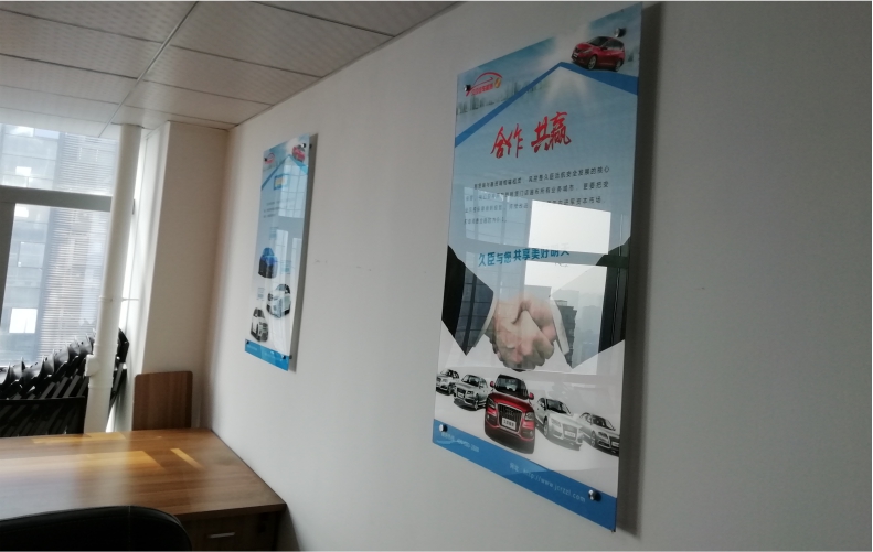 4MM厚度亚克力UV 广告钉上墙实物展示