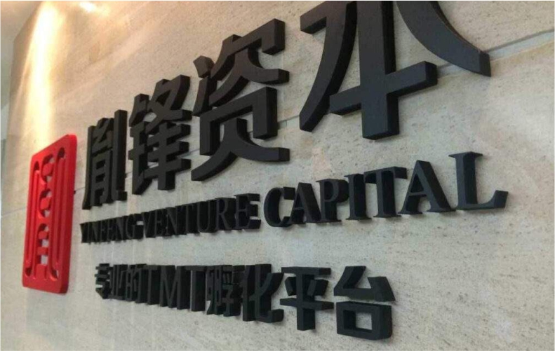 15MM厚度PVC亮光板 黑色  红色 实物上墙效果展示图              